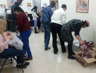 מצוות קמחא דפסחא: עיריית יבנה מחלקת מאות סלי-מזון לחג הפסח כסיוע למשפחות מעוטות יכולת ולקשישים
