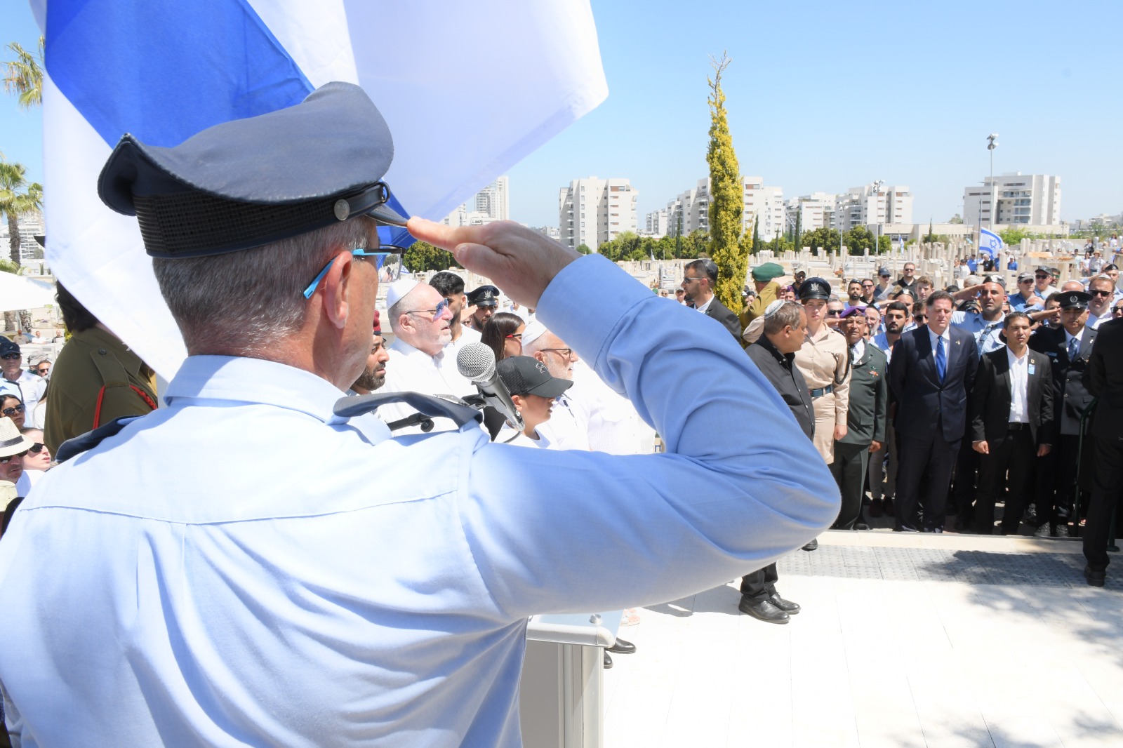 טקס יום הזיכרון לחללי מערכות ישראל בחלקה הצבאית בבית העלמין ביבנה