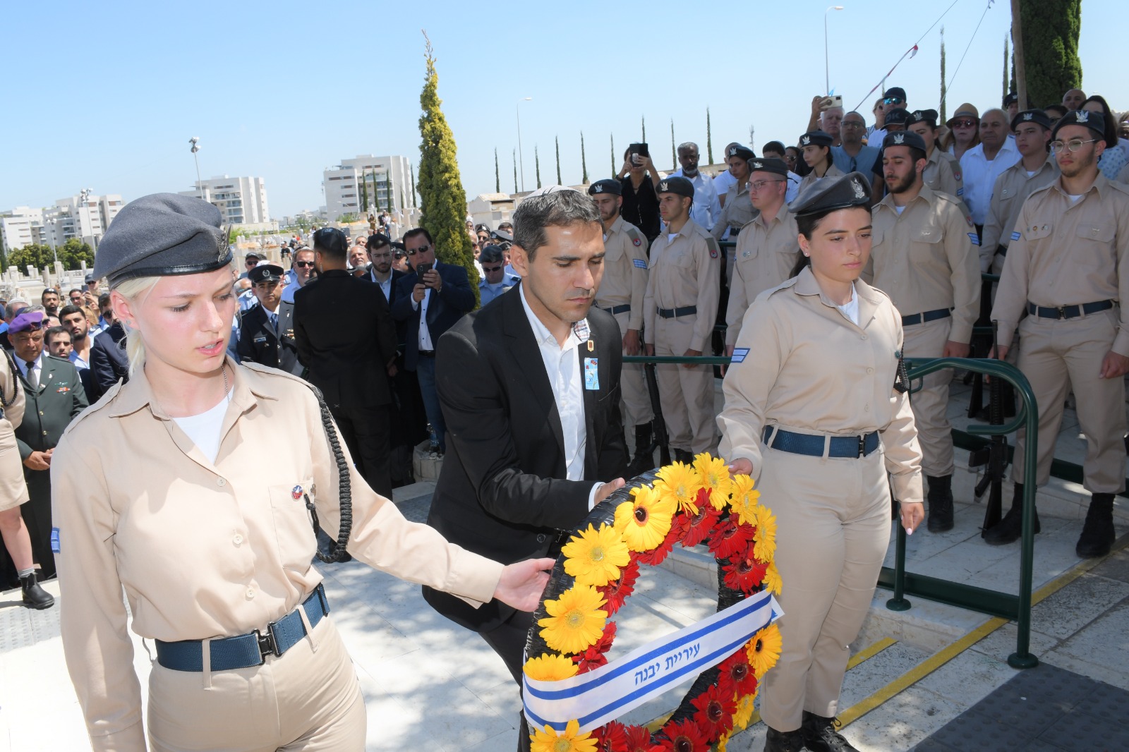 טקס יום הזיכרון לחללי מערכות ישראל בחלקה הצבאית בבית העלמין ביבנה-2