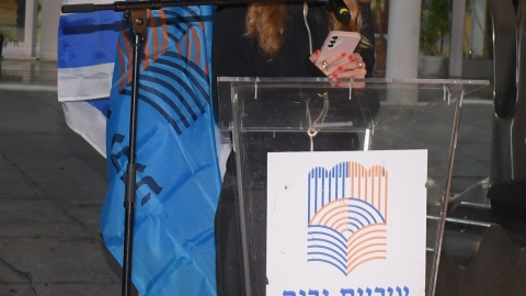 הדלקת חנוכית עם משפחת אלוני (8).jpeg