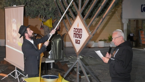 הדלקת חנוכית עם משפחת אלוני (3).jpeg