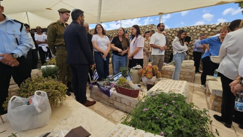 טקס יום הזכרון בבית העלמין (21).jpeg