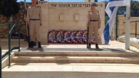 טקס יום הזכרון בבית העלמין (23).jpeg