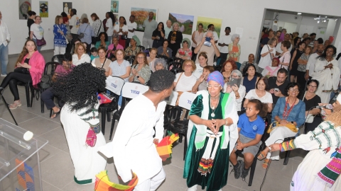 תערוכות-מסע בין תרבויות ומעיל של הרבה צבעים (10).jpeg